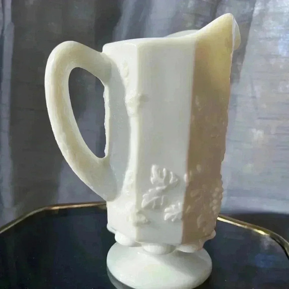 Very heavy vintage Westmoreland grapevine pattern milk glass pitcher - Picture 3 of 5